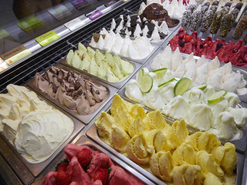 冰淇淋店不同颜色的冰淇淋