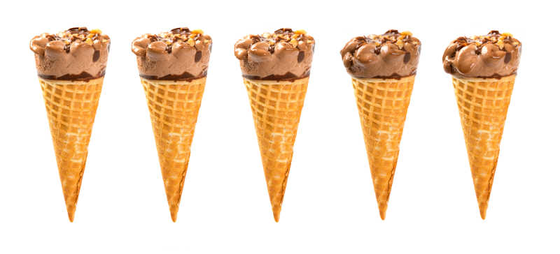 在白色背景下的巧克力的味道蛋卷冰淇凌