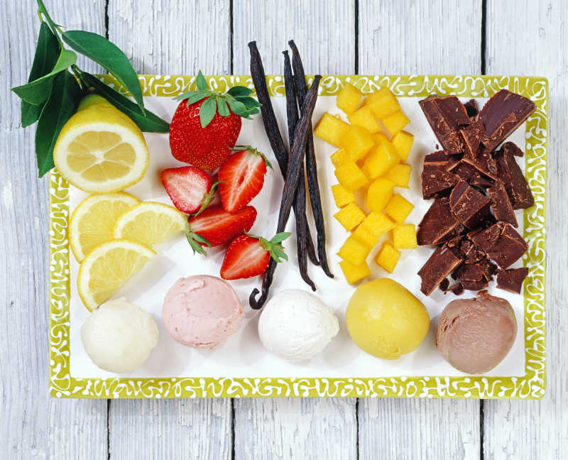 餐盘里各种口味的冰淇淋