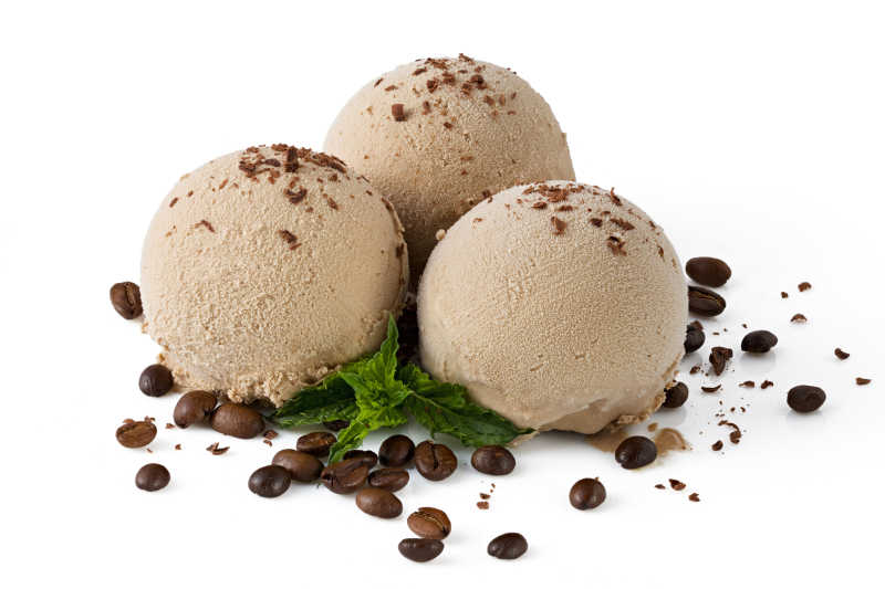 在白色背景上的咖啡口味的冰淇淋