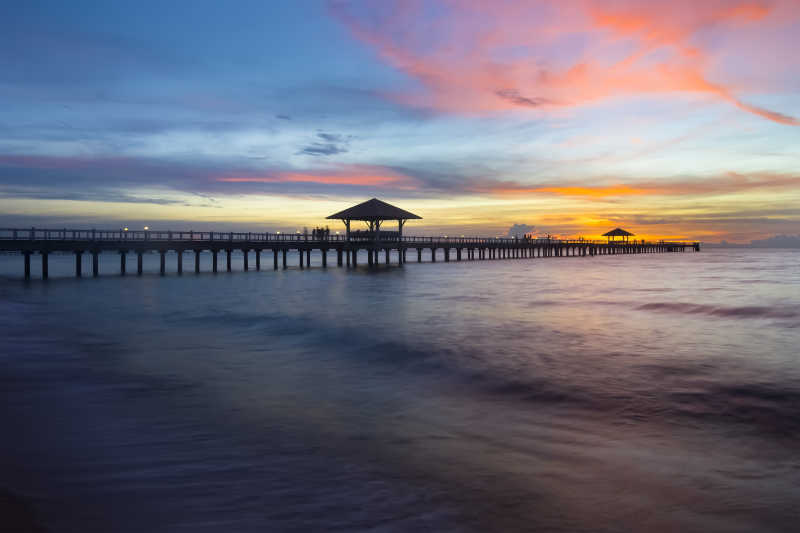 夕阳下木桥海景