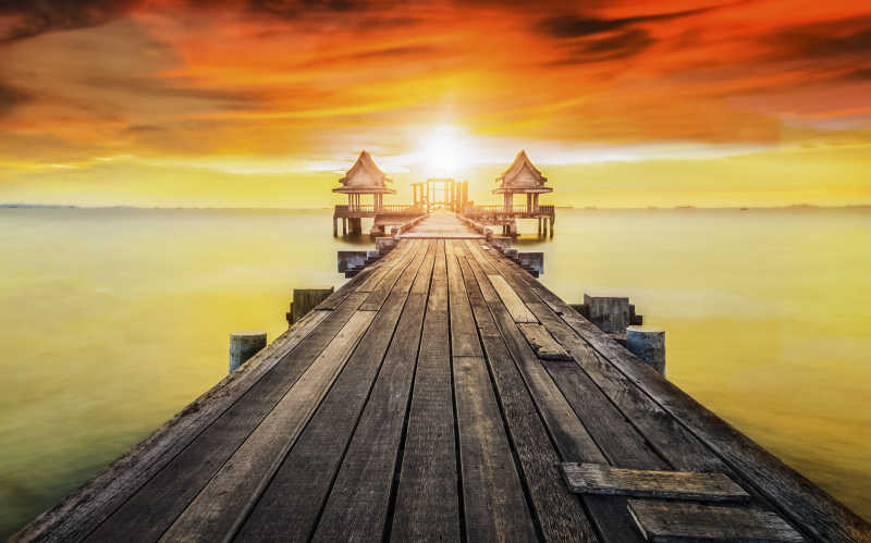 日落下的木制大桥