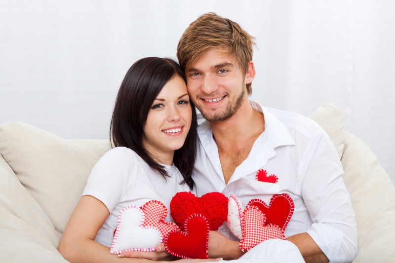 拿着心形礼物的年轻夫妇
