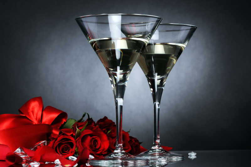 玫瑰花旁的两杯酒