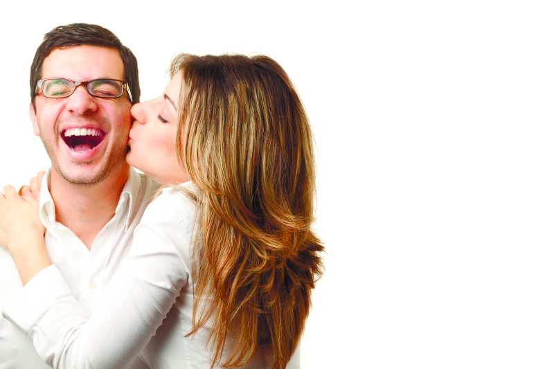 在白色背景下拥抱亲吻的幸福情侣