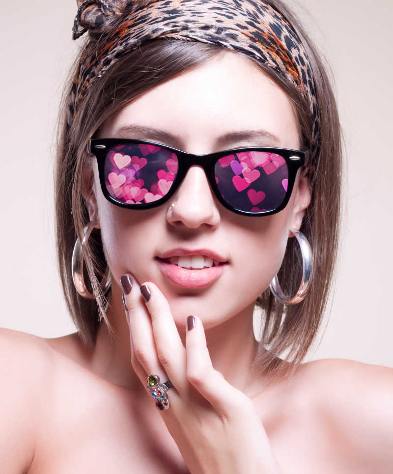 戴着墨镜上有心形的美女