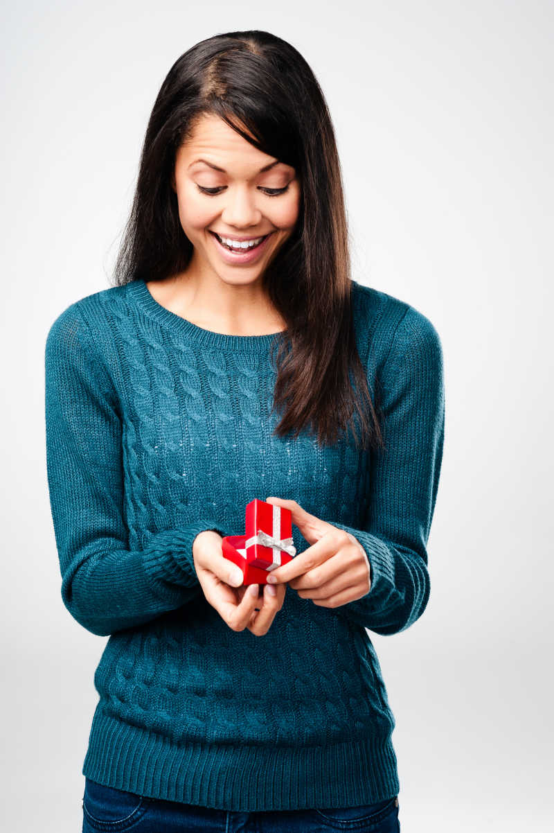 女孩惊喜的拆开别人送她的小礼物