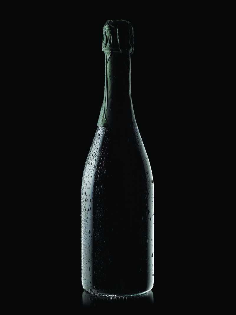 黑色背景下的香槟酒瓶