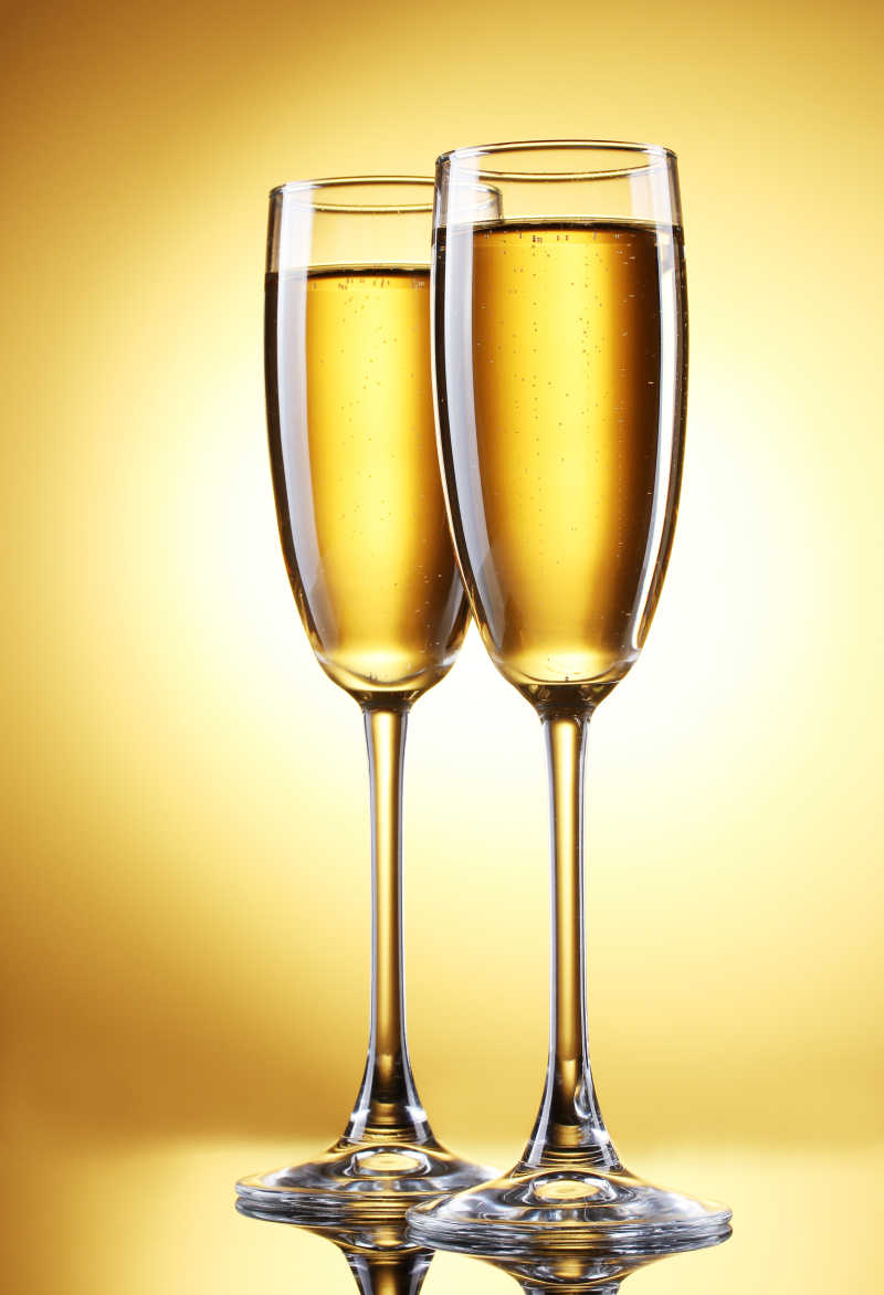 黄色背景下的香槟酒