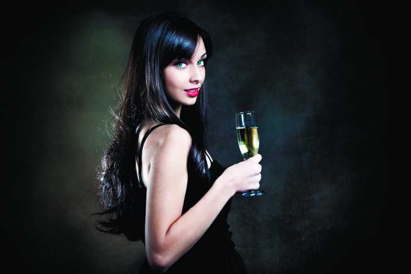 拿着香槟酒性感美女