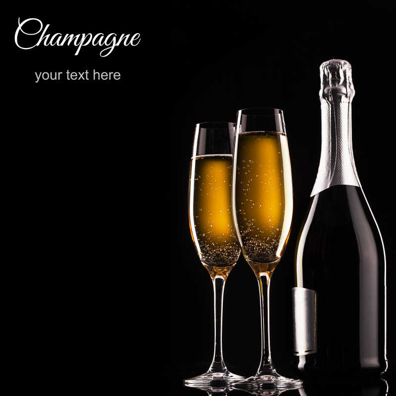 深色背景下的香槟酒瓶和玻璃杯