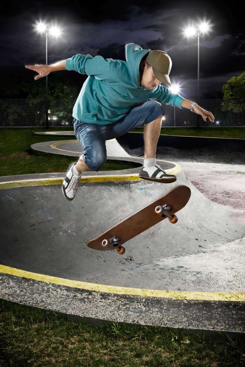 玩滑板跳跃的男孩