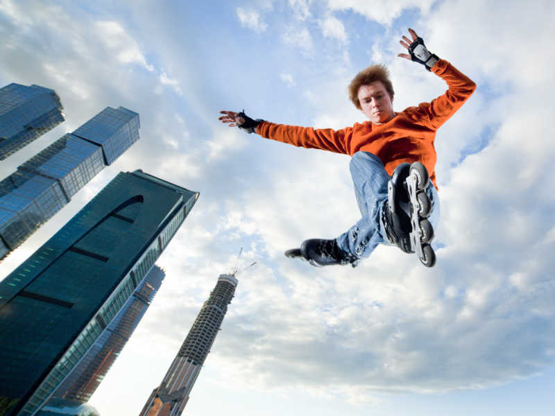 高高跳起的男性轮滑爱好者