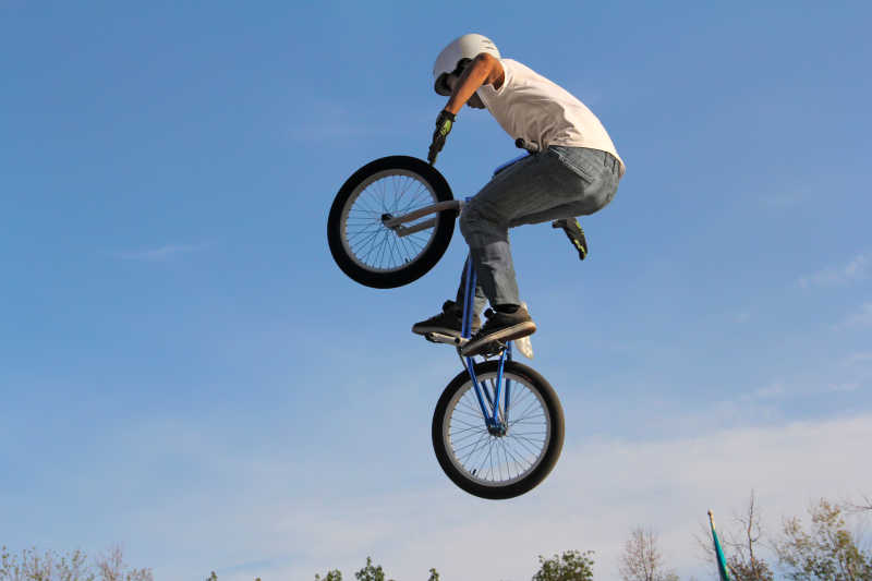 骑自行车跳跃的男孩