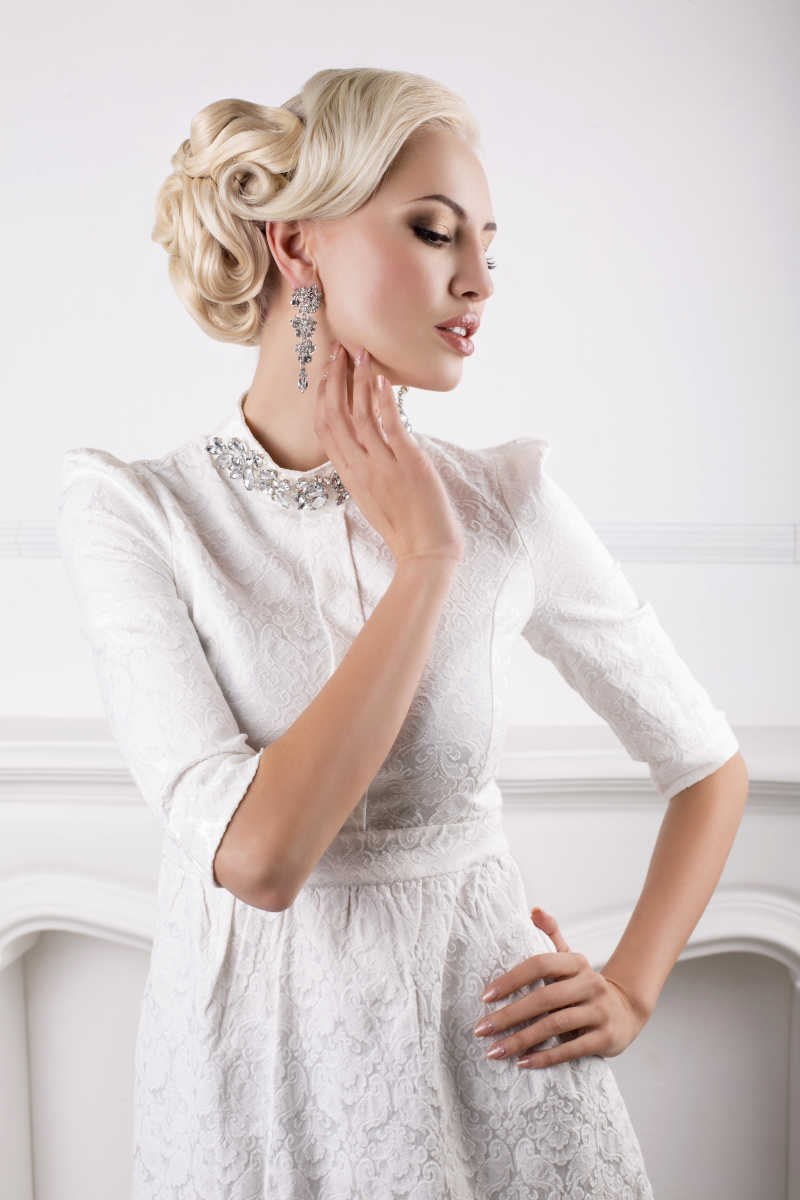 金发碧眼的美丽女孩