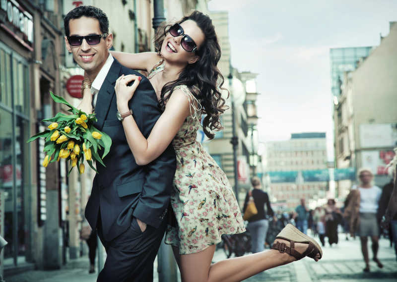 城市街道年轻时尚的情侣