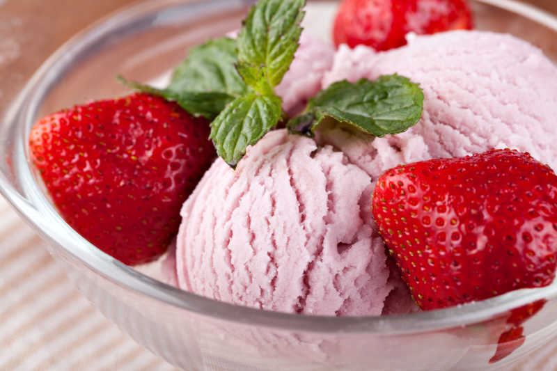 草莓和草莓味的冰淇淋