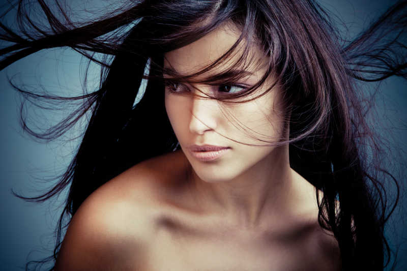 长发飞舞的美女