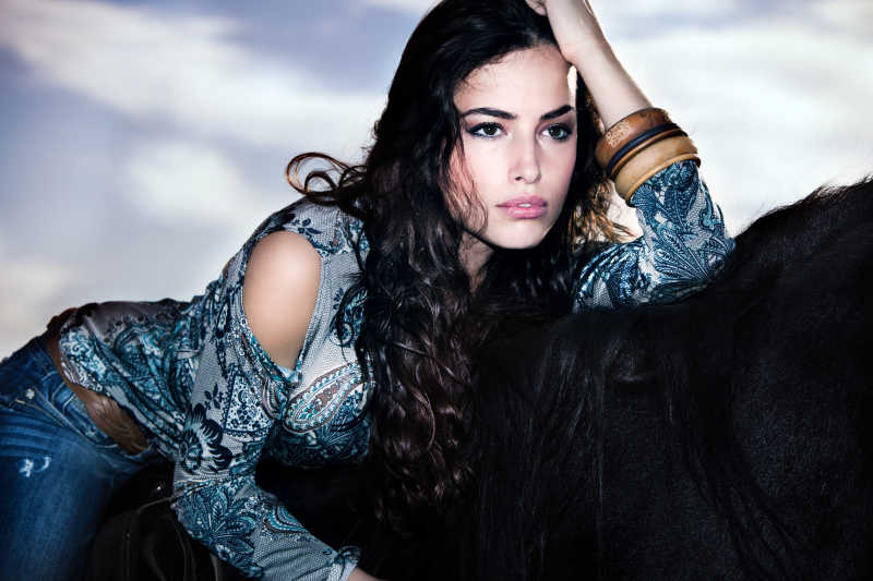 马匹上的性感美女