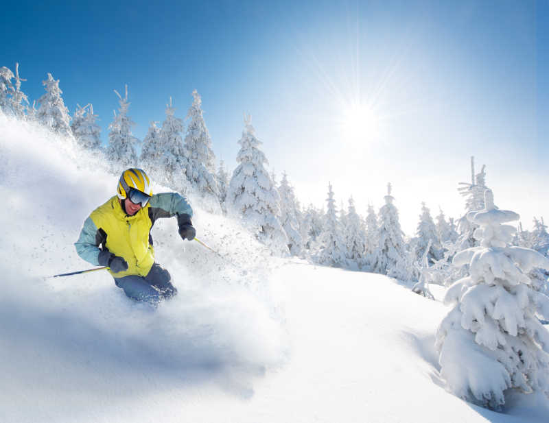 在高山滑雪的滑雪者