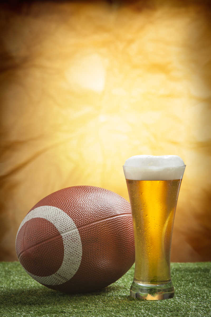 啤酒杯与橄榄球
