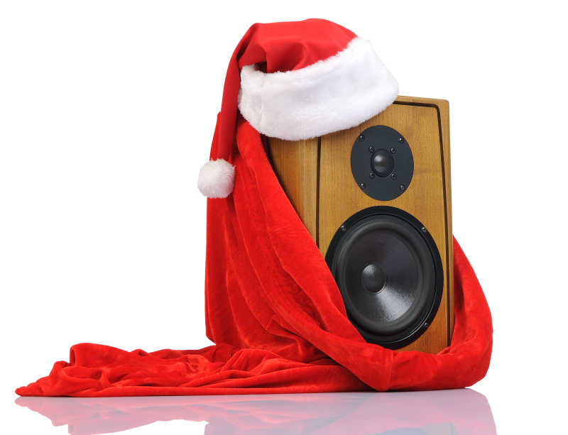 白色背景下放着红色圣诞帽的音响器