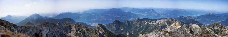 山峰上的云层图片