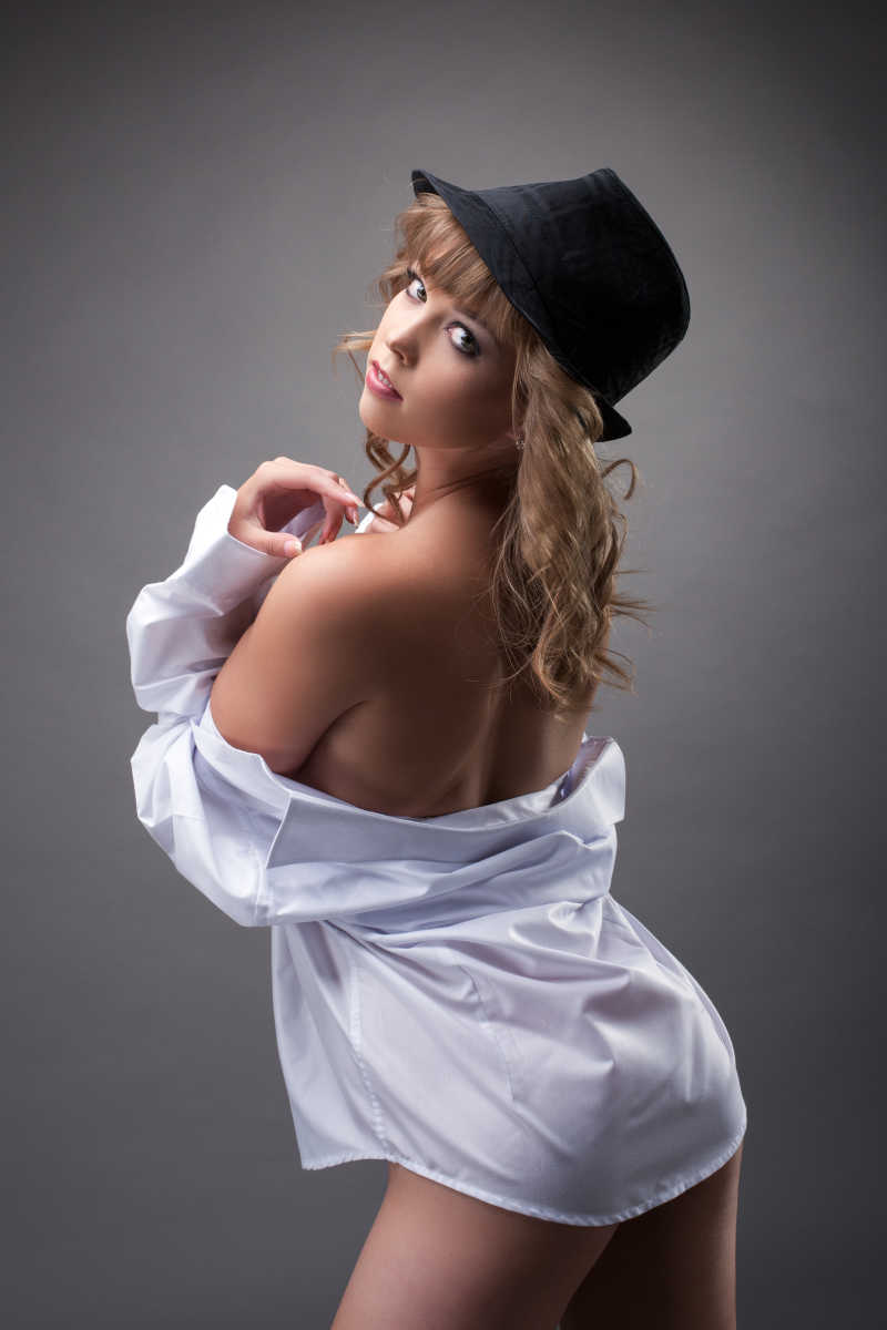 带着帽子的性感模特