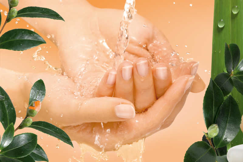 正在用水洗手的女人