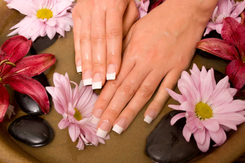 正在做手部护理的女人