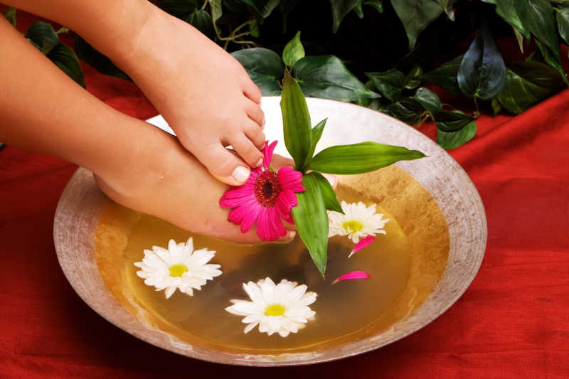 在盆里面泡脚的女人