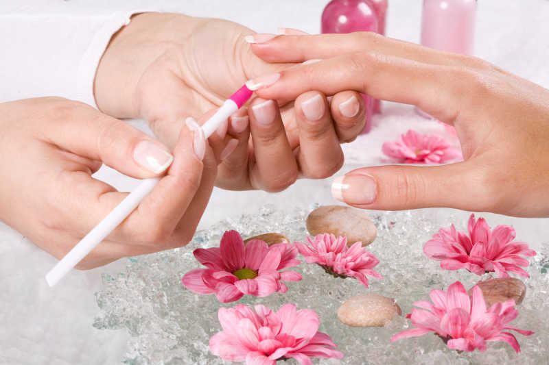 正在美甲的女人