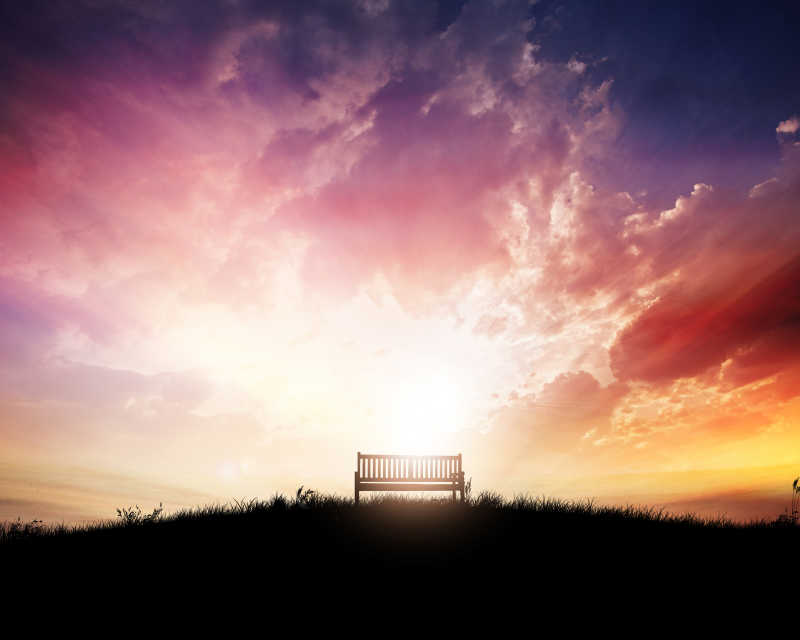 山上的长凳上美丽的日落