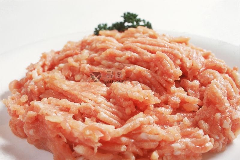 白色盘里的新鲜肉糜