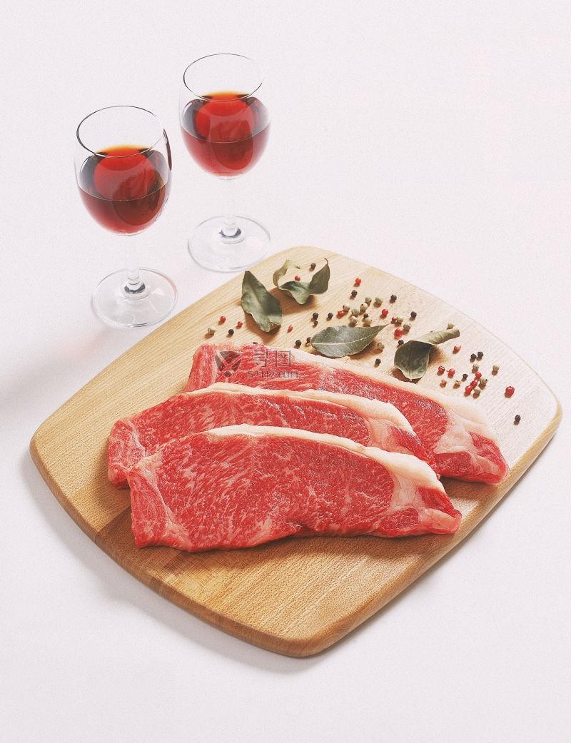 砧板上的香料与肉排