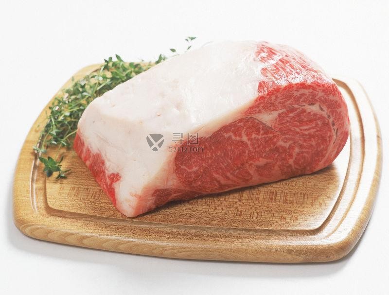 木制砧板上的整块生肉