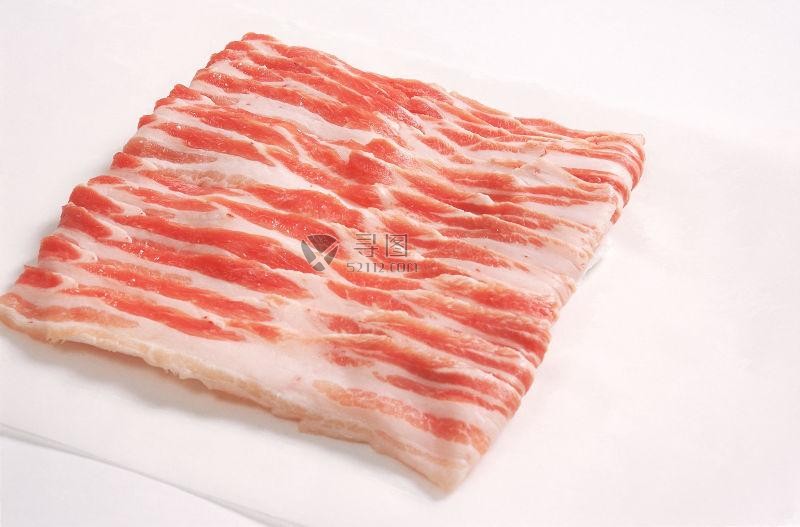 白色背景上的生肉片