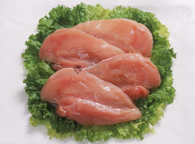 生菜上的生鸡胸肉