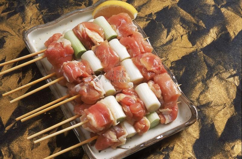 托盘里的生肉串
