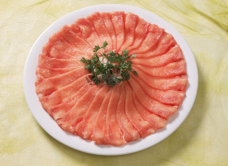 盘子里摆放漂亮的肉