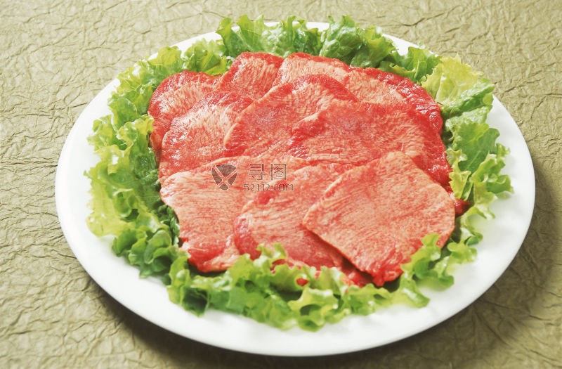 盘子里的生肉片
