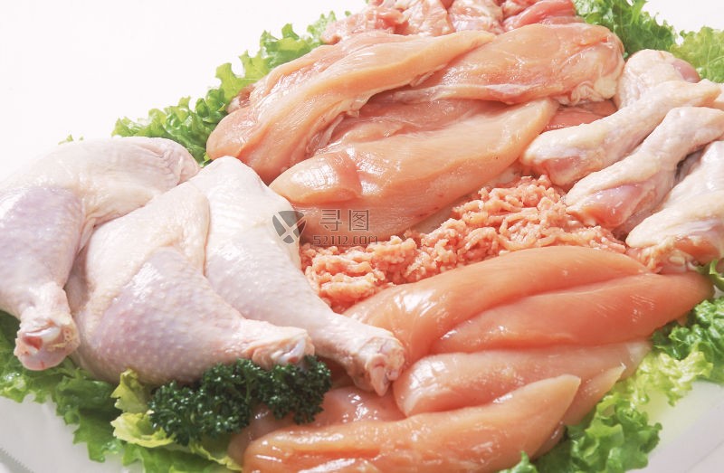 彩叶上面的生鸡肉和鸡腿