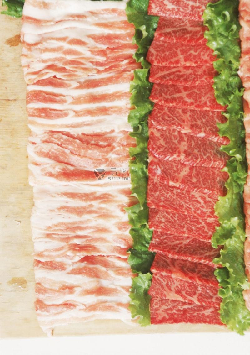 摆放整齐的五花肉和牛肉