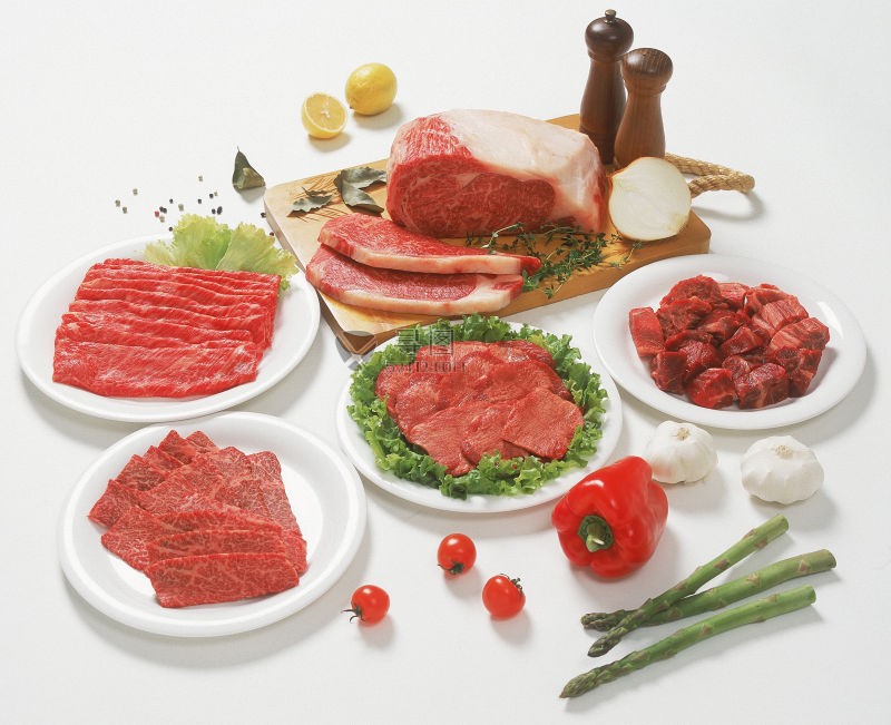 盘子里的各种肉