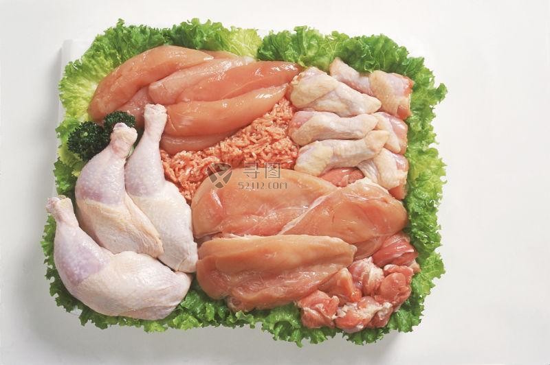 盘子里的鸡肉和鸡腿