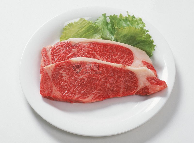 盘子里的两块生肉