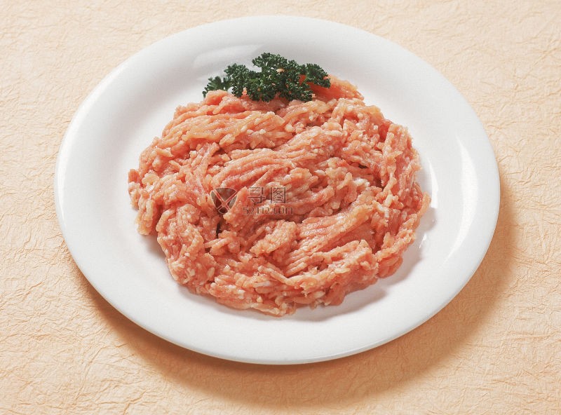 盘子里的生肉泥