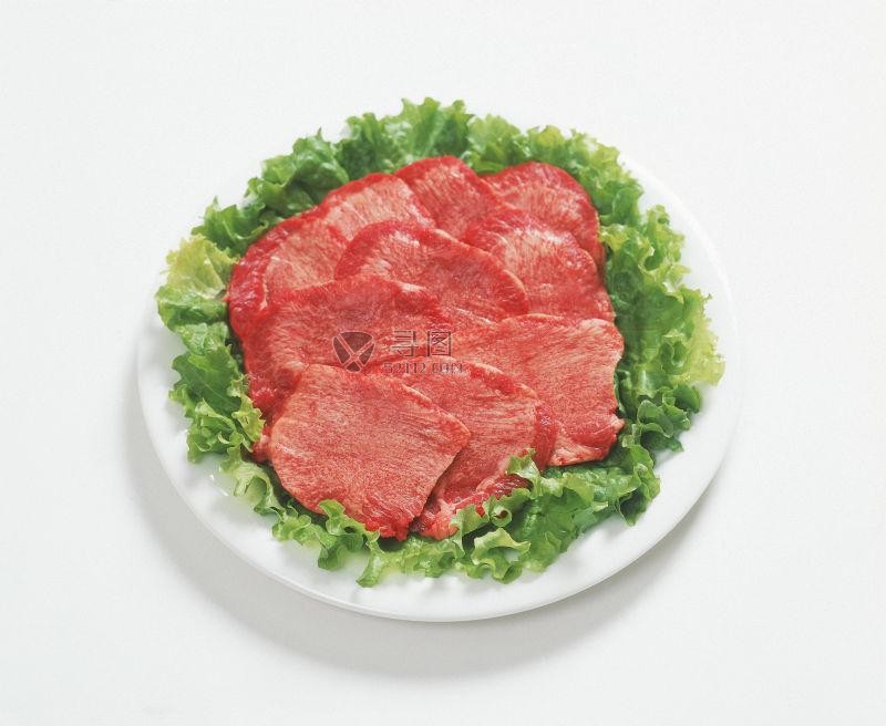 盘子里摆放整齐的切片牛肉