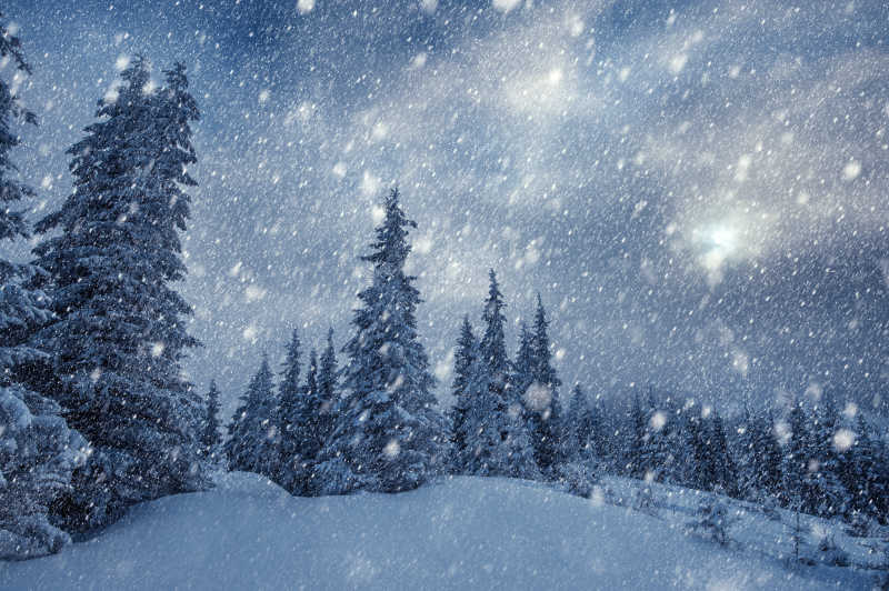 冬天的雪山场景