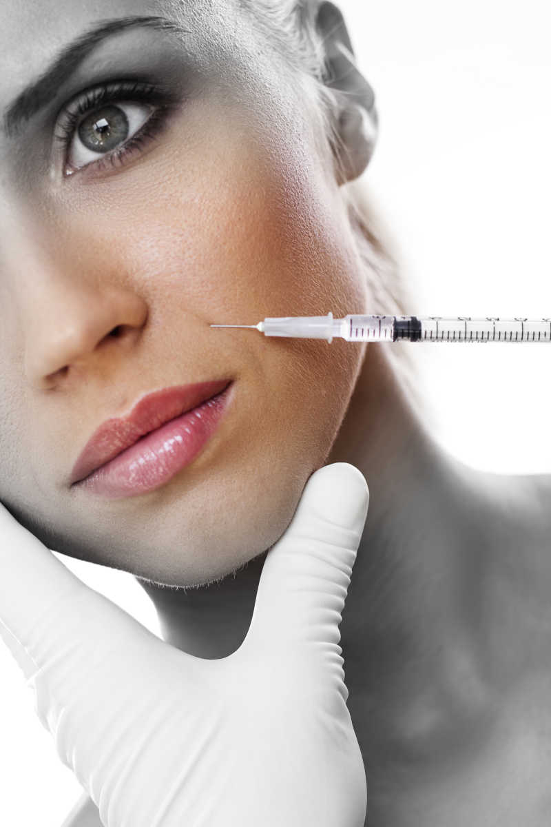 美女脸上的美容注射器